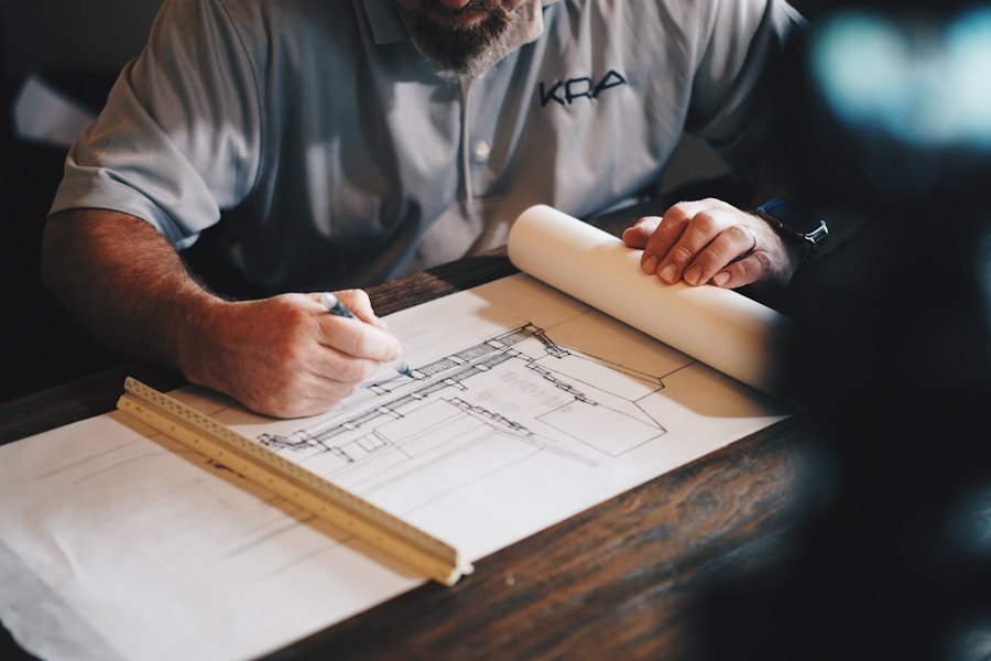 Engenheiro civil analisando planta e documentação técnica de projeto na Grande Florianópolis